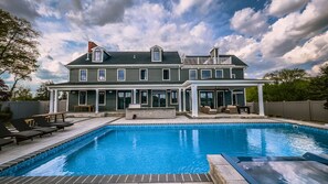 A heated pool - Modern Farm Estate Close to Six Flags and Vineyards! (Upper Freehold)