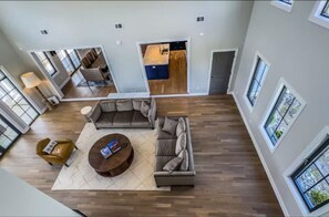 Smart-TV, Kamin, Tischtennisplatte, Bücher