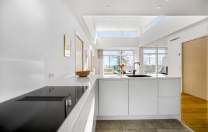 Kjøleskap, oppvaskmaskin og kaffetrakter/tekoker