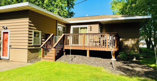 Cozy 2-bedroom house in Lake Hallie - Between Chippewa Falls and Eau Claire