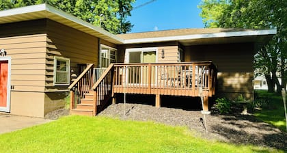 Cozy 2-bedroom house in Lake Hallie - Between Chippewa Falls and Eau Claire