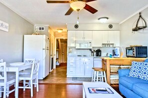 Living area - HHI Condo for 6 @beachfront resort, 2 min walk to private access beach, balcony! (Hilton Head Island)
