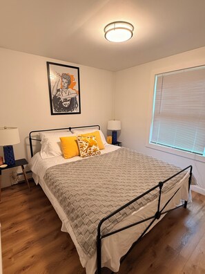 3 Schlafzimmer, Schreibtisch, Bügeleisen/Bügelbrett, Reisekinderbett