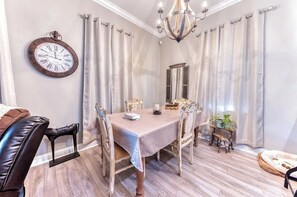 Dining - 2BR 2BA Condo with pool (Bay Saint Louis)