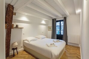 3 chambres, fer et planche à repasser, Wi-Fi, draps fournis