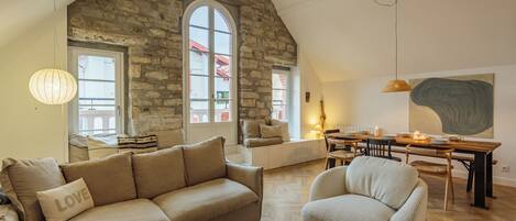 Una televisión, libros