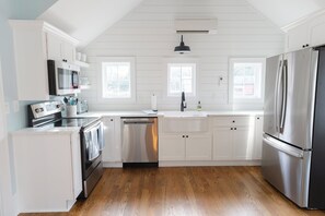 Een microgolfoven, een oven, een kookplaat, een vaatwasser