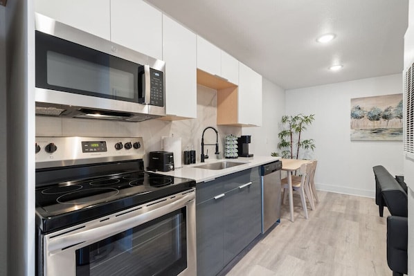 Jääkaappi, mikroaaltouuni, uuni, liesi