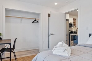 Työpöytä, silitysrauta/-lauta, ilmainen Wi-Fi, vuodevaatteet