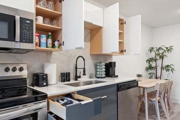 Køleskab, mikrobølgeovn, ovn, kogeplade