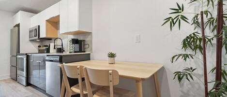 ثلاجة، ميكروويف، فرن، موقد طهي مسطح