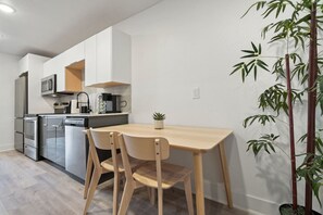 Frigorífico, microondas, horno y placa de cocina