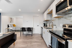 Refrigerador, microondas, horno, placa de cocina