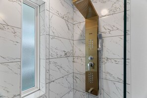 Hair dryer, towels - Modern Stylish Oasis in Downtown Dallas w Parking (Dallas)
