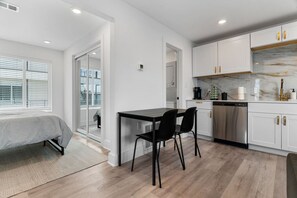 1 habitación, escritorio, tabla de planchar con plancha y wifi gratis