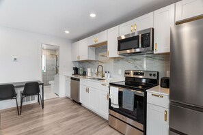 Fridge, microwave, oven, stovetop - Modern Stylish Oasis in Downtown Dallas w Parking (Dallas)