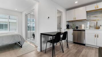 Escritorio, tabla de planchar con plancha, wifi gratis y ropa de cama