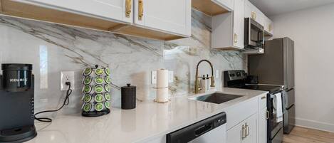 Réfrigérateur, micro-ondes, four, plaque de cuisson