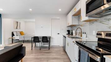 Kühlschrank, Mikrowelle, Ofen, Herdplatte