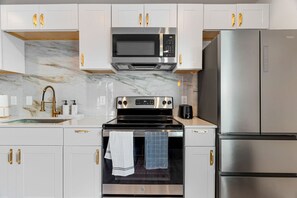 Geladeira, micro-ondas, fogão, cooktop