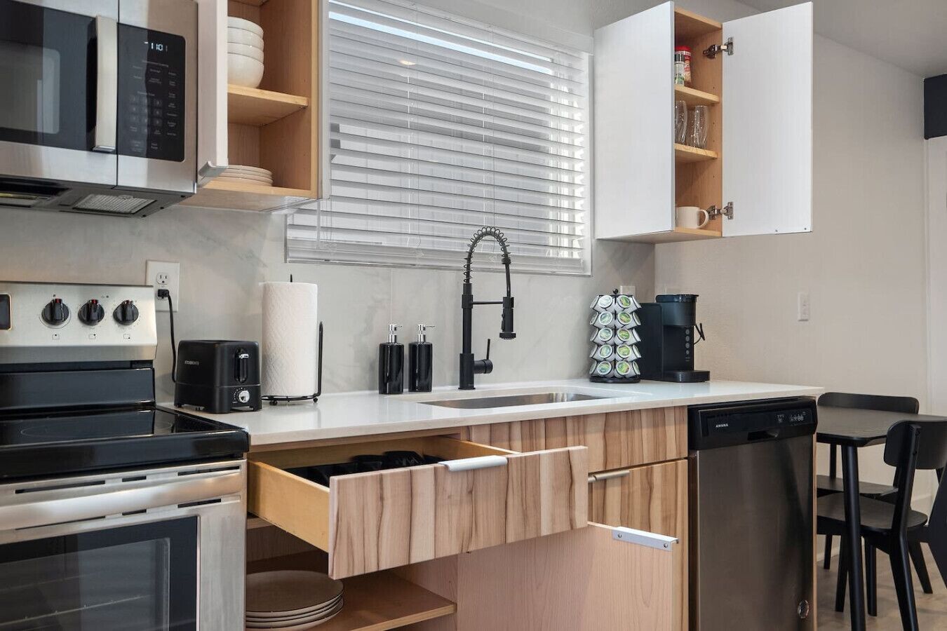 Kjøleskap, mikrobølgeovn, ovn og kokeplater