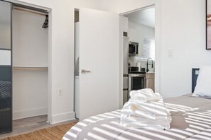 Bureau, fer et planche à repasser, Wi-Fi gratuit, draps fournis