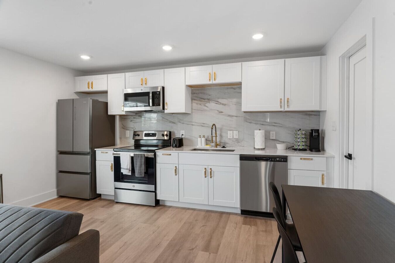 ثلاجة، ميكروويف، فرن، موقد طهي مسطح