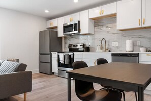 ثلاجة، ميكروويف، فرن، موقد طهي مسطح