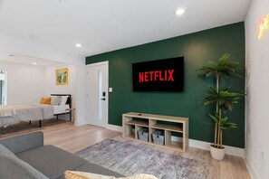 Bureau, fer et planche à repasser, Wi-Fi gratuit, draps fournis