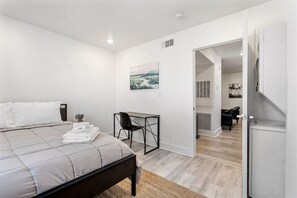 Desk, iron/ironing board, free WiFi, bed sheets - Stylish & Cozy Getaway in Downtown with Free Parking (Dallas)