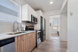 Réfrigérateur, four à micro-ondes, un four, surface de cuisson