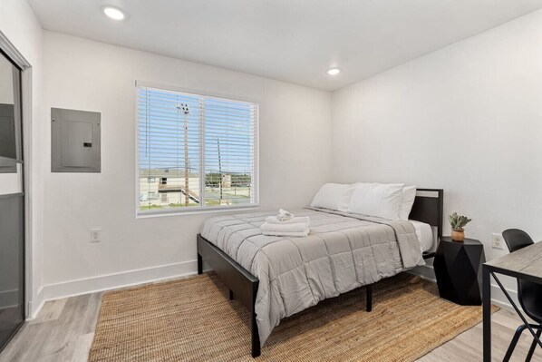 Bureau, fer et planche à repasser, accès au Wi-Fi (inclus)