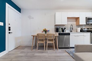Een koelkast, een magnetron, een oven, een kookplaat