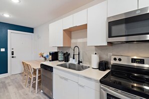 Een koelkast, een microgolfoven, een oven, een kookplaat