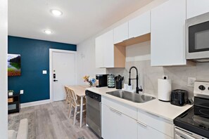 Een koelkast, een microgolfoven, een oven, een kookplaat