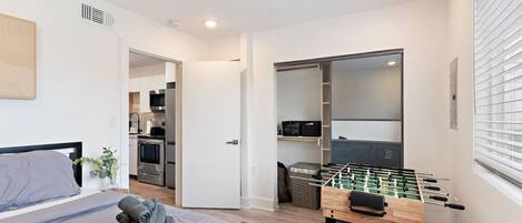 Een bureau, een strijkplank/strijkijzer, gratis wifi, beddengoed