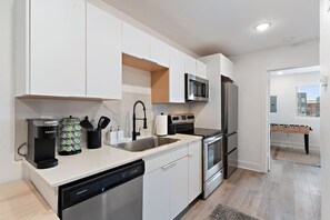 Køleskab, mikrobølgeovn, ovn, kogeplade