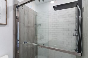 Hair dryer, towels - Modern & Stylish Getaway in Dallas w/ Parking (Dallas)