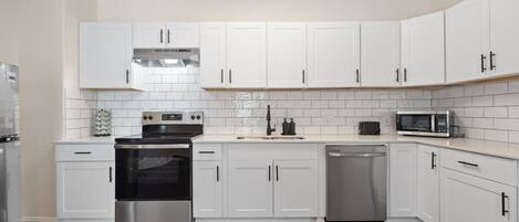 Kühlschrank, Mikrowelle, Ofen, Geschirrspüler