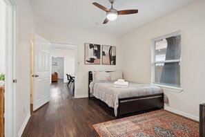 2 bedrooms, desk, iron/ironing board, travel cot - Stylish Oasis in Dallas w/ Free Parking|Ping-Pong (Dallas)