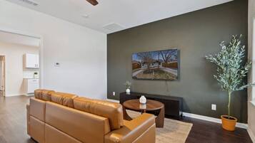 Smart TV, table tennis