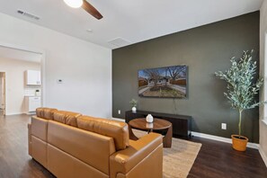 Smart TV, table tennis