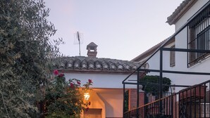 A courtyard with stone steps leading to a building entrance, surrounded by greenery and a tiled roof. - Escape & relaxation in the real Spain!
Amazing mountain vistas, pool with views (Cuesta Blanca)