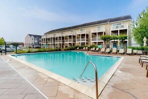 Outdoor pool - Cozy Coastal Haven: Beach Community Charm (Rehoboth Beach)