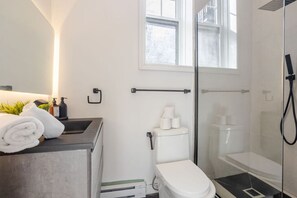 Hair dryer, towels - Premium Location | Stylish 3BR downtown Montreal (Montréal)