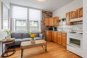 Fridge, microwave, oven, stovetop - Premium Location | Stylish 3BR downtown Montreal (Montréal)