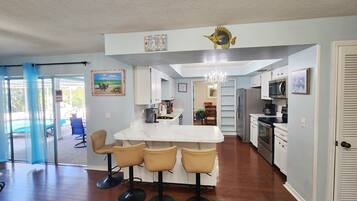 Refrigerador, microondas, horno, placa de cocina