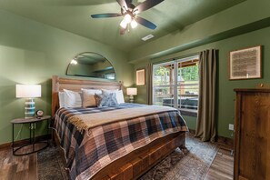 2 bedrooms, iron/ironing board, free WiFi, bed sheets - Cabin with Pond View, Private Hot Tub, Indoor Pools & Free Attraction Tickets (Hollister)