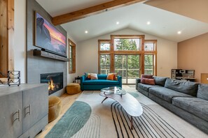 Smart TV y chimenea 