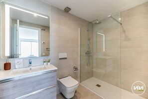 Dusche, Haartrockner, Handtücher, Seife